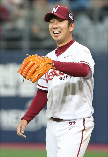 '전반기최고히트다,히트'넥센신재영은전반기에만10승을달성하며넥센돌풍의주역으로맹활약했다.(자료사진=넥센)