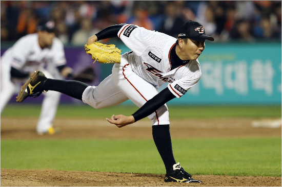 지난시즌뒤역대불펜투수최고액인4년84억원에한화유니폼을입은정우람은올해4승2패세이브를올렸지만블론세이브도6개로1위를달린다.(자료사진=한화)