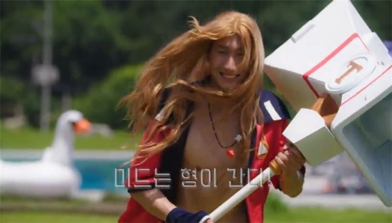 김동준 해설 위원이 수영장 파티 타릭으로 변신해 동영상 촬영에 임했다(사진=라이엇 게임즈 영상 캡처).