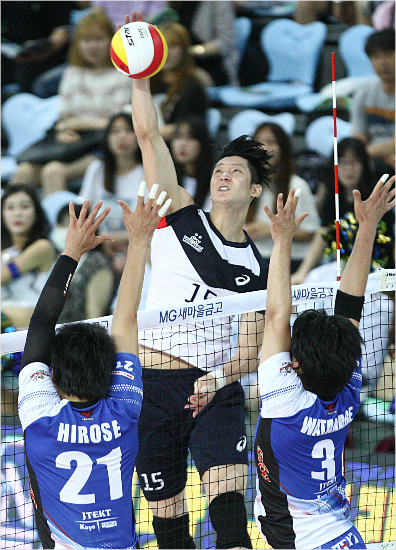 부상으로월드리그에서제기량을선보이지못한문성민은한중일남자클럽배구대회에서일본대표제이텍트를상대로맹활약하며현대캐피탈의승리를이끌었다.(사진=KOVO제공)