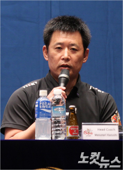 마스나리카즈시제이텍트스팅스감독은같은스피드배구를추구하는현대캐피탈과경기를통해많은것을배웠다고솔직하게털어놨다.박종민기자