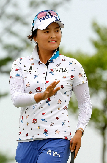 고진영은직전대회컷탈락의아쉬움을딛고한국여자프로골프(KLPGA)투어BMW레이디스챔피언십에서이틀연속선두를지키며우승기대감을키웠다.(사진=BMW그룹코리아제공)