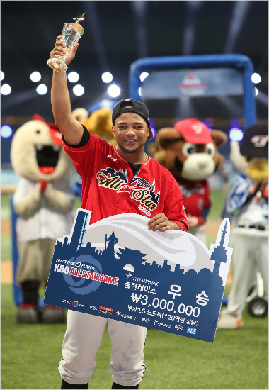 LG루이스히메네스가15일'2016타이어뱅크KBO올스타전'인터파크홈런레이스에서우승한뒤트로피와상패를들어보이고있다.(고척=LG트윈스)