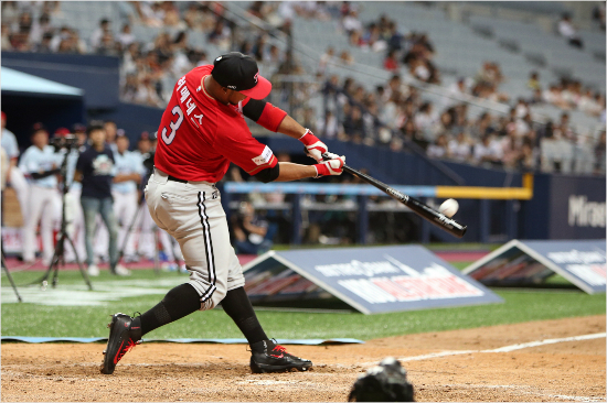 LG히메네스가15일올스타전홈런레이스에서힘차게타격을하고있다.(고척=LG)