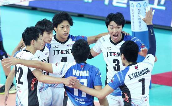 전날현대캐피탈에무기력한패배를당했던일본대표제이텍트는중국대표상하이를맞아신체적조건의열세를극복하고한수앞선집중력으로승리를챙겼다.(사진=KOVO제공)