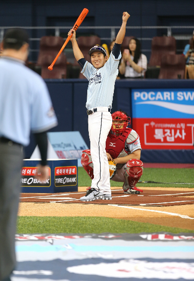 '만세!5점이다'드림올스타의허경민이'타이어뱅크번트왕'대회에서5점을기록하고기뻐하고있다.(사진=한국야구위원회제공)