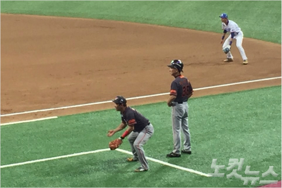 16일고척스카이돔에서열린2016타이어뱅크KBO리그올스타전에서김성근한화감독이1루코치를자처해모자위에헬멧을거꾸로쓰고서있다.감독의안전을위해한화정근우가'키퍼'역할을하고있다(사진=노컷뉴스)