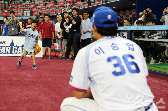 삼성이승엽이어린이의소원을들어줬다.평소이승엽을만나고싶어했던홍성욱군(사진왼쪽)과만나캐치볼을하고있는모습(사진제공=KBO)
