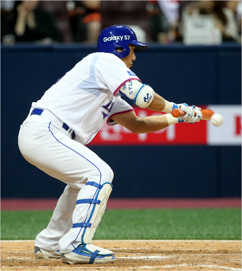 삼성이승엽이16일서울고척스카이돔에서열린2016KBO리그올스타전에서번트를시도하고있다(사진제공=삼성라이온즈)