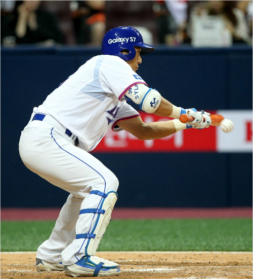 삼성이승엽이16일서울고척스카이돔에서열린2016KBO리그올스타전에서번트를시도하고있다(사진제공=삼성라이온즈)