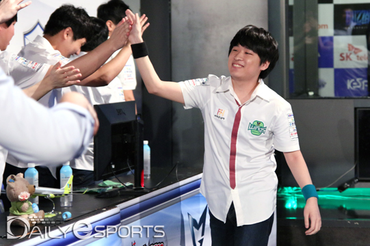 조성주가 3라운드 플레이오프 7세트에서 승리한 뒤 동료들과 하이파이브를 나누고 있다.