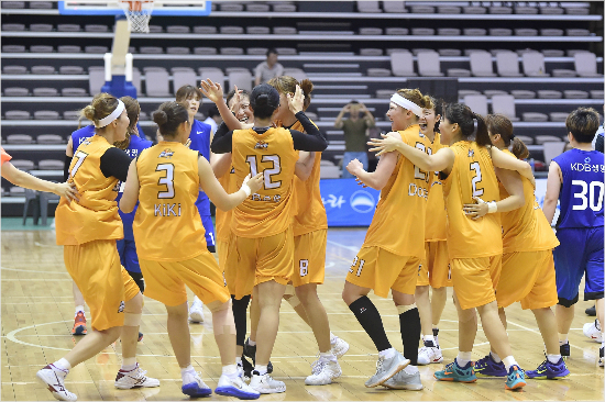 '우승이다'국민은행선수들이17일'2016우리은행박신자컵서머리그'KDB생명과경기에서승리하며우승을확정한뒤기뻐하고있다.(아산=WKBL)