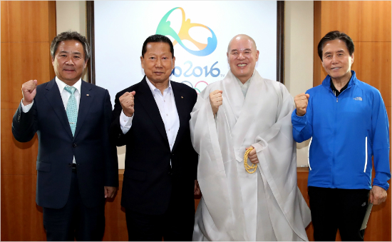 대한불교조계종중앙신도회이기흥회장(왼쪽부터),김정행대한체육회장,조계종자승총무원장,최종삼태릉선수촌장이18일선수촌에서리우올림픽선수단의선전을다짐하고있다.(사진=대한체육회)