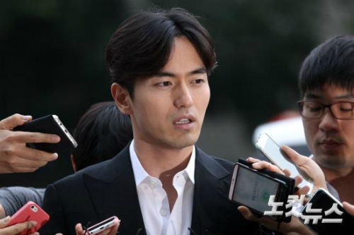 배우이진욱이17일오후서울수서경찰서로조사를받기위해출석하며취재진의질문을받고있다.(사진=윤창원기자/노컷뉴스)