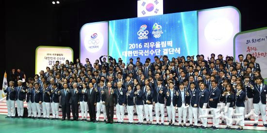 19일오후서울송파구올림픽공원올림픽홀에서열린2016리우올림픽대한민국선수단결단식에서황교안총리를비롯한국가대표출전선수들이기념촬영을하며손으로하트를만들어보이고있다.(사진=윤창원기자)