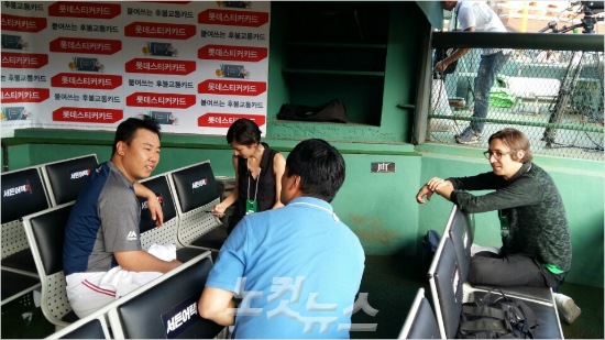 '월드스타,꽃범호?'KIA이범호(왼쪽)가19일롯데와원정을앞두고미국ESPN취재진과인터뷰를진행하고있다.(사직=임종률기자)