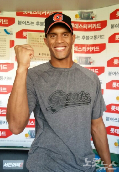 '맥형님이에요'롯데새외인저스틴맥스웰이19일KIA와홈경기이자KBO리그데뷔전을앞두고선전을다짐하고있다.(사직=임종률기자)