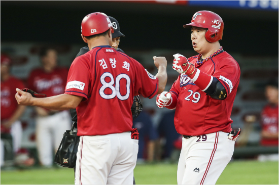 '강한나비'KIA나지완(오른쪽)이19일롯데와원정에서3회선제2점홈런을터뜨리고홈을밟은뒤김창희코치와주먹을부딪히고있다.(부산=KIA)