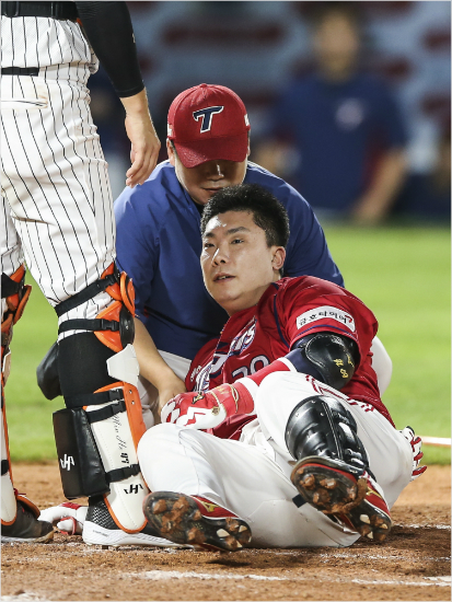 '저,예비FA예요'KIA나지완이5회롯데선발노경은의몸쪽직구를뒤로넘어지면서가까스로피한뒤쓰러져있다.(부산=KIA)