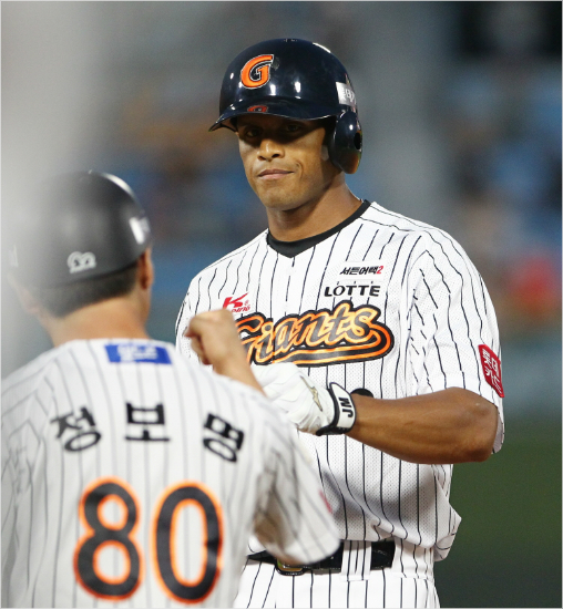 '코치님,끝나고커피한잔?'롯데새외인타자저스틴맥스웰이한국무대데뷔전인19일KIA와홈경기에서4회첫안타를뽑아낸뒤정보명코치아주먹을부딪히고있다.(부산=롯데)