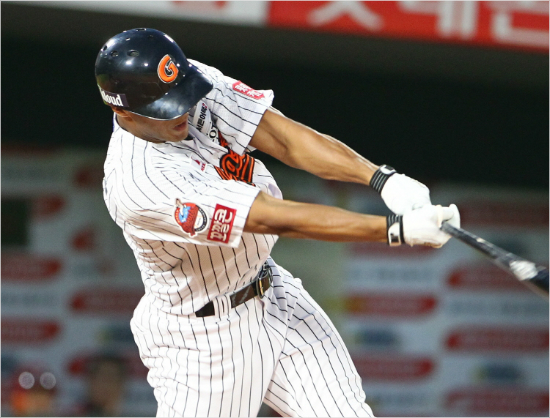 롯데저스틴맥스웰이19일KIA와홈경기에서상대에이스양현종에게데뷔첫안타를뽑아내고있다.(부산=롯데)