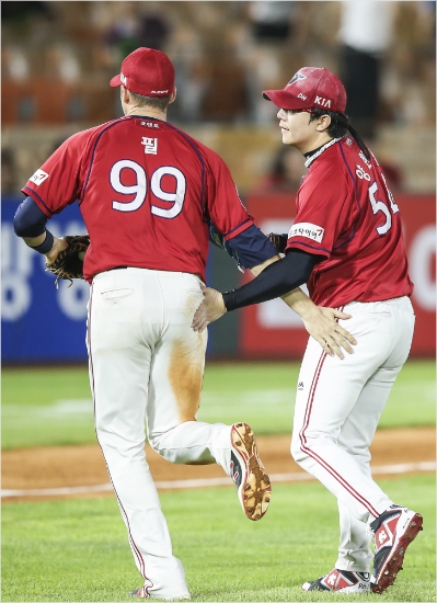 '필,괜찮아'KIA양현종이19일롯데와원정에서6회무사만루에서무실점으로이닝을마무리한뒤위기의빌미를제공한브렛필의엉덩이를만지며위로하고있다.(부산=KIA)