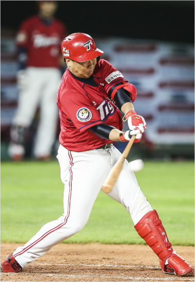 '볼넷대신타점'KIA이범호가19일롯데와원정에서5회귀중한쐐기적시타를때려내는모습.(부산=KIA)