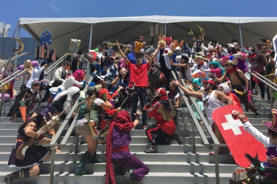 ▲지난5일미국커뮤니티사이트레딧에게재된'페이커'이상혁코스프레관련사진.'DedlyMuFFiNkid'라는아이디를쓰는유저가이상혁으로분장한남성앞에수십명의LOL코스튬플레이어들이그를향해절하고있는모습.사진_레딧캡쳐