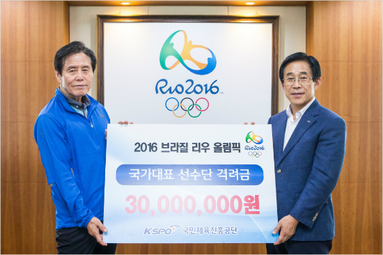 이창섭국민체육진흥공단이사장(사진오른쪽)이최종삼태릉선수촌장에게2016브라질리우올림픽국가대표선수단격려금을전달하고있다(사진제공=국민체육진흥공단)