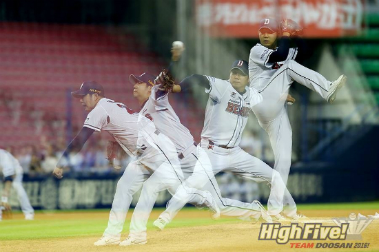 '이것이명품투구폼'두산베어스의장원준이19일열린'2016타이어뱅크KBO리그'삼성전에서승리를거두면서좌완최초로7년연속두자릿수승수를달성했다.(사진=두산베어스제공)