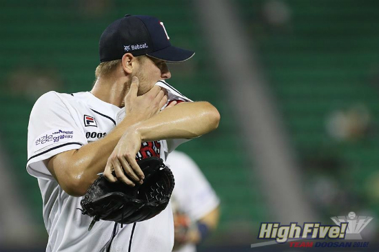 '오늘힘드네'두산베어스의투수마이클보우덴이20일잠실구장에서열린'2016타이어뱅크KBO리그'삼성전에선발로나섰지만홈런2방을허용하며5실점으로패전투수가됐다.(사진=두산베어스제공)