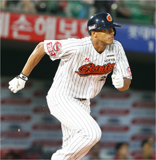 20일KIA와홈경기에서1회와8회잇따라장타를뽑아내며추격의타점을올린롯데새외국인타자저스틴맥스웰.(부산=롯데)