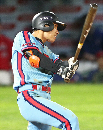 롯데나경민이20일KIA와홈경기에서힘차게타격을한는모습.(부산=롯데)