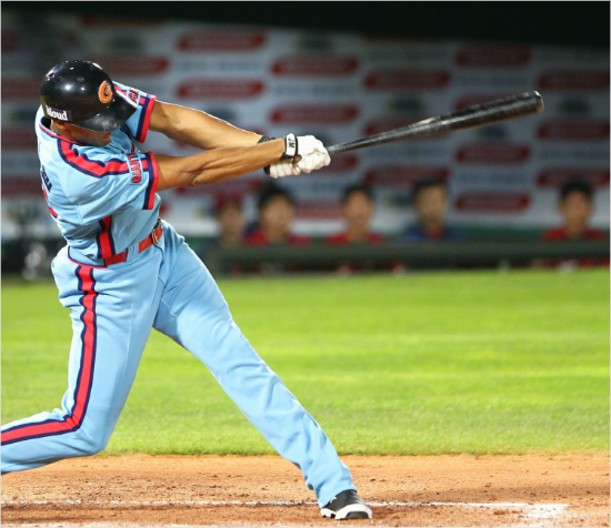 롯데맥스웰이20일KIA와홈경기에서8회추격의신호탄이된중월3루타를때리는모습.(자료사진=롯데)