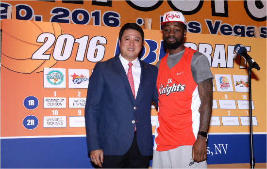 21일(한국시간)미국라스베이거스팜스호텔에서열린한국프로농구연맹(KBL)2016외국인선수트라이아웃및드래프트에서SK문경은감독이1라운드에테리코화이트를지명한뒤기념촬영을하고있다(라스베이거스(미국)=사진공동취재단)
