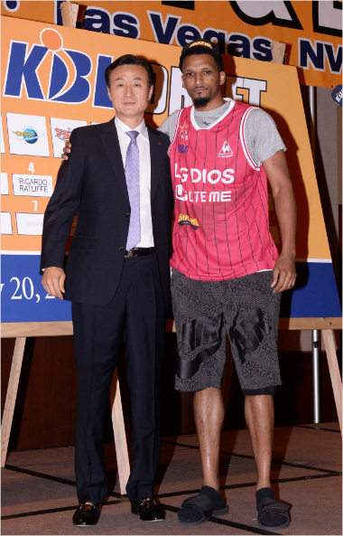 21일(한국시간)미국라스베이거스팜스호텔에서열린한국프로농구연맹(KBL)2016외국인선수트라이아웃및드래프트에서LG세이커스김진감독이1라운드에마이클에페브베라를지명한뒤기념촬영을하고있다(라스베이거스(미국)=사진공동취재단)