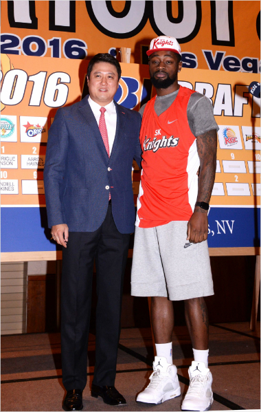 21일(한국시간)미국라스베이거스팜스호텔에서열린한국프로농구연맹(KBL)2016외국인선수트라이아웃및드래프트에서SK문경은감독이1라운드에테리코화이트를지명한뒤기념촬영을하고있다.(라스베이거스(미국)=사진공동취재단)