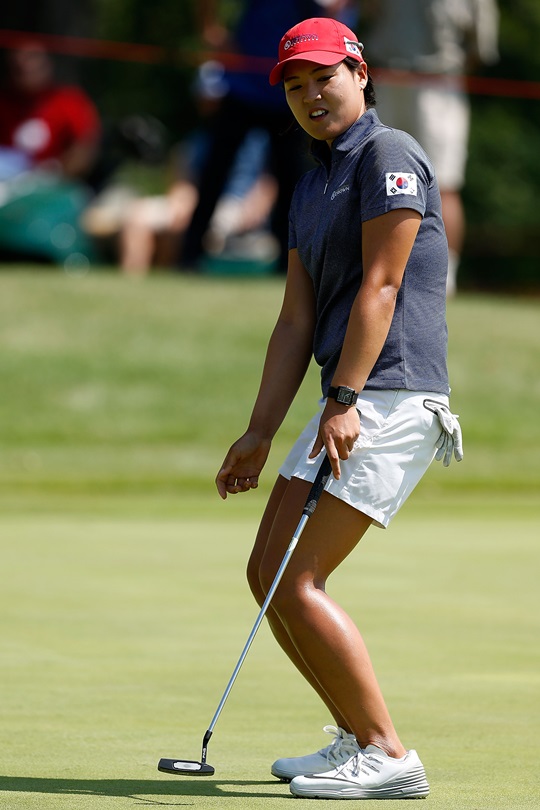 ▲전인지가18번홀버디퍼팅에실패한후아쉬워하고있다.사진=LPGA제공