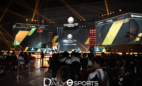 피파온라인3 EA 챔피언십컵 2016 서머 시즌이 열리는 상하이 엑스포 센터 실버홀 무대 모습.