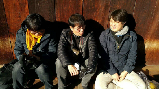 2015년12월교토에서고명욱촬영감독(좌),강기훈씨(중),권경원감독(우)가함께앉아대화를나누고있다.(사진=권경원제공)