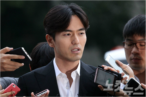 성폭행혐의로피소된배우이진욱이지난17일오후서울수서경찰서로조사를받기위해출석하며취재진의질문을받고있다.(사진=윤창원기자/자료사진)