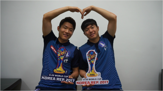 리우올림픽참가를앞둔류승우와권창훈(왼쪽부터)은국제축구연맹(FIFA)20세이하월드컵개막300일을앞두고후배들에응원매시지를전달했다.(사진=대한축구협회제공)