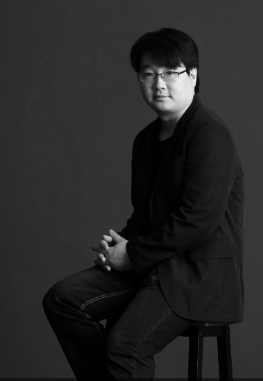 소설가정명섭.그는"매일너무많은정보를접하다보니이에반응조차할수없고,너무쉽게분노하고,너무쉽게기울어져버리는우리네일상안에서인간의좀비화를보게된다"고강조했다.(사진=소설가정명섭제공)