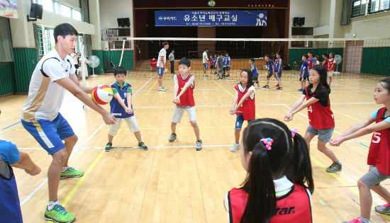 '이자세기억해'25일우리카드배구단이서울상지초등학교에서'유소년배구교실'을개최했다.(사진=우리카드제공)