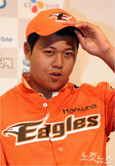 2010년에개최됐던2011프로야구신인드래프트에서전체1순위지명을받고한화유니폼을입고있는유창식.(사진=자료사진)