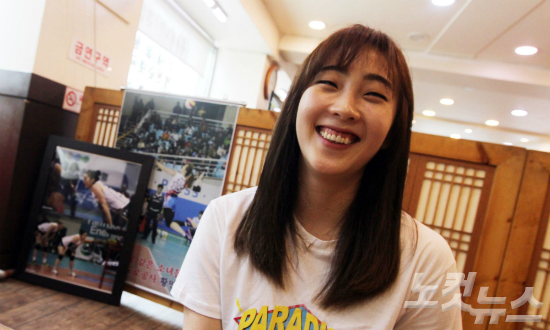 '배구여신의미소'GS칼텍스배구단선수황민경이서울화곡동자신의부모님이운영하는식당에서열린CBS노컷뉴스와인터뷰중환한미소를보이고있다.(사진=황진환기자)