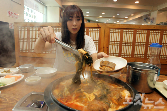'한번맛보세요~!'GS칼텍스배구단선수황민경이서울화곡동자신의부모님이운영하는식당에서CBS노컷뉴스와인터뷰를갖고있다.(사진=황진환기자)
