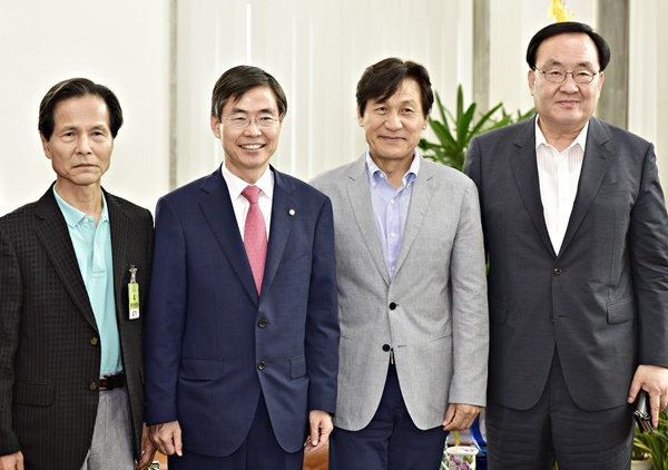 한국영화인총연합회 지상학 회장, 이민용 부회장과 고문을 맡고 있는 영화배우 안성기 씨가 조경태의원과 기념촬영.