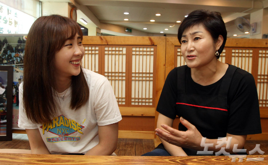 '나몰래배구시작했어요'GS칼텍스배구단선수황민경과그의어머니안순자(우측)씨가CBS노컷뉴스와인터뷰를갖고있다.(사진=황진환기자)