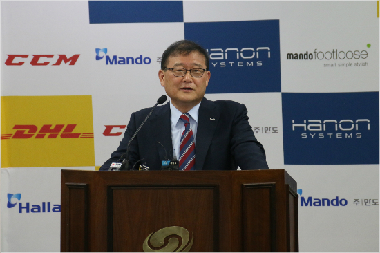 정몽원한라그룹회장은제23대대한아이스하키협회장선거에단독출마해100명의선거인단중투표에참여한71명가운데70명의동의를얻어연임에성공했다.(사진=대한아이스하키협회제공)